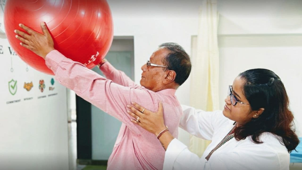 Shoulder Pain Physiotherapy in Jayanagar – Causes & Best Exercises